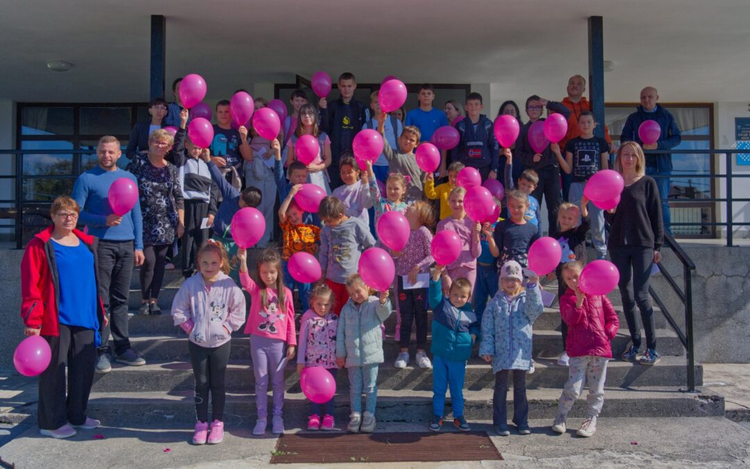 Učenici i učitelji obilježili Ružičasti listopad: »Mama, budi zdrava«